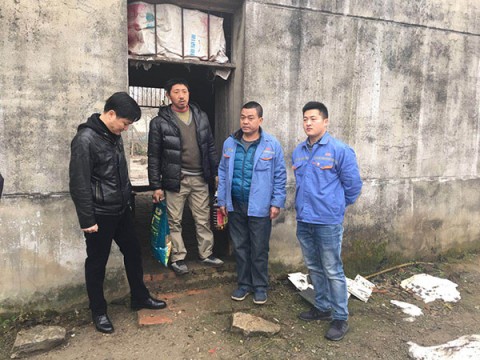 瑞聯建材黨支部慰問困難群眾