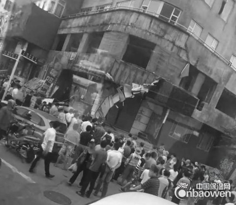 禍從天降！延吉一老樓保溫板突然墜落 砸倒樓下擺攤老人