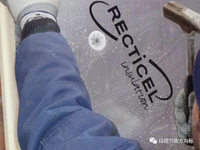 工人正在安裝保溫復合板 工人正在安裝保溫復合板