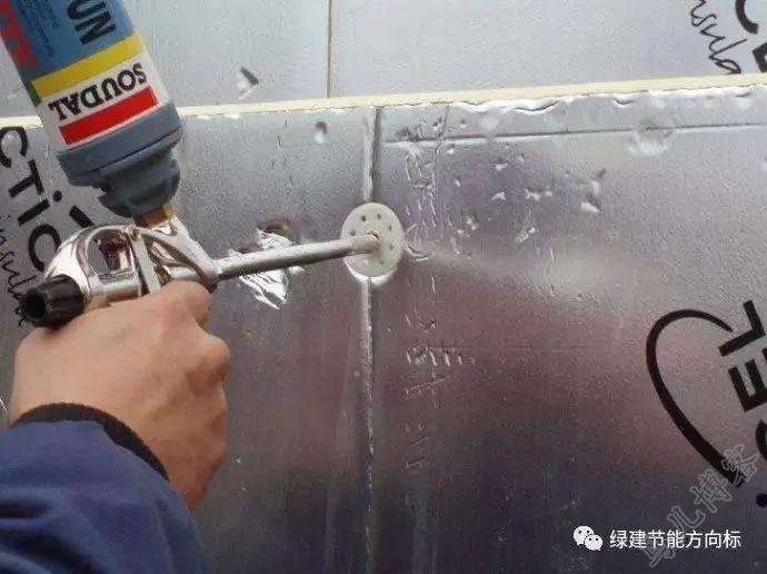 工人正在固定聚氨酯復合板 工人正在固定聚氨酯復合板