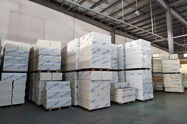 聚氨酯保溫板在倉庫中存放 聚氨酯保溫板在倉庫中存放